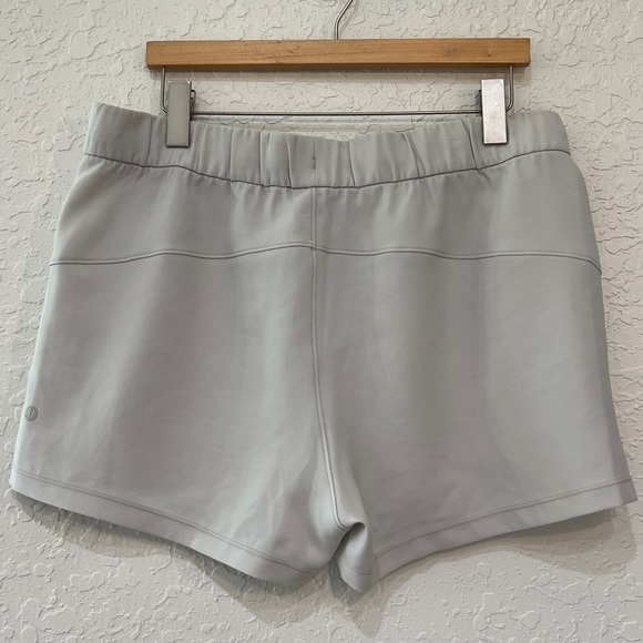 Lululemon On The Fly Woven 2.5” Shorts Silverstone Size 12 - Picture 6 of 14